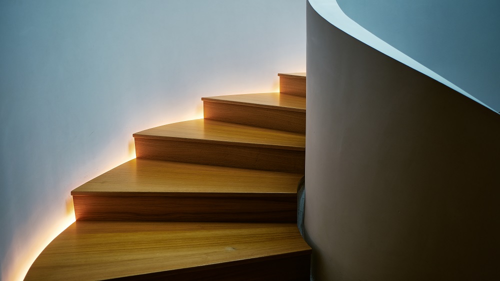 Osvětlení dřevěného točitého schodiště