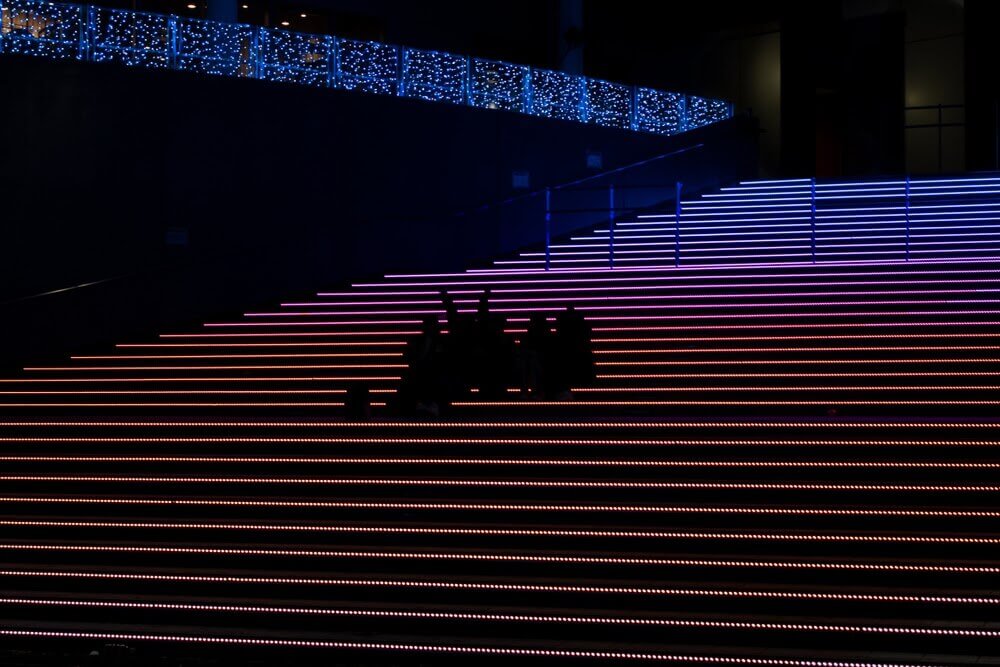 osvětlení venkovního širokého schodiště