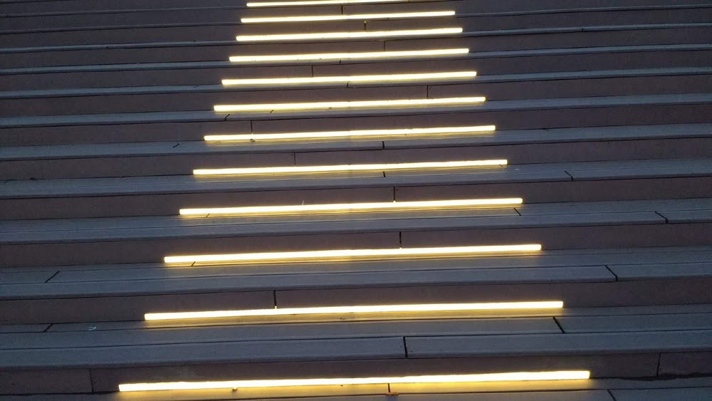 osvětlení širokého schodiště krátkými úseky
