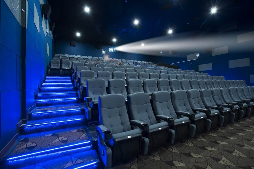 osvětlení schodů v kině