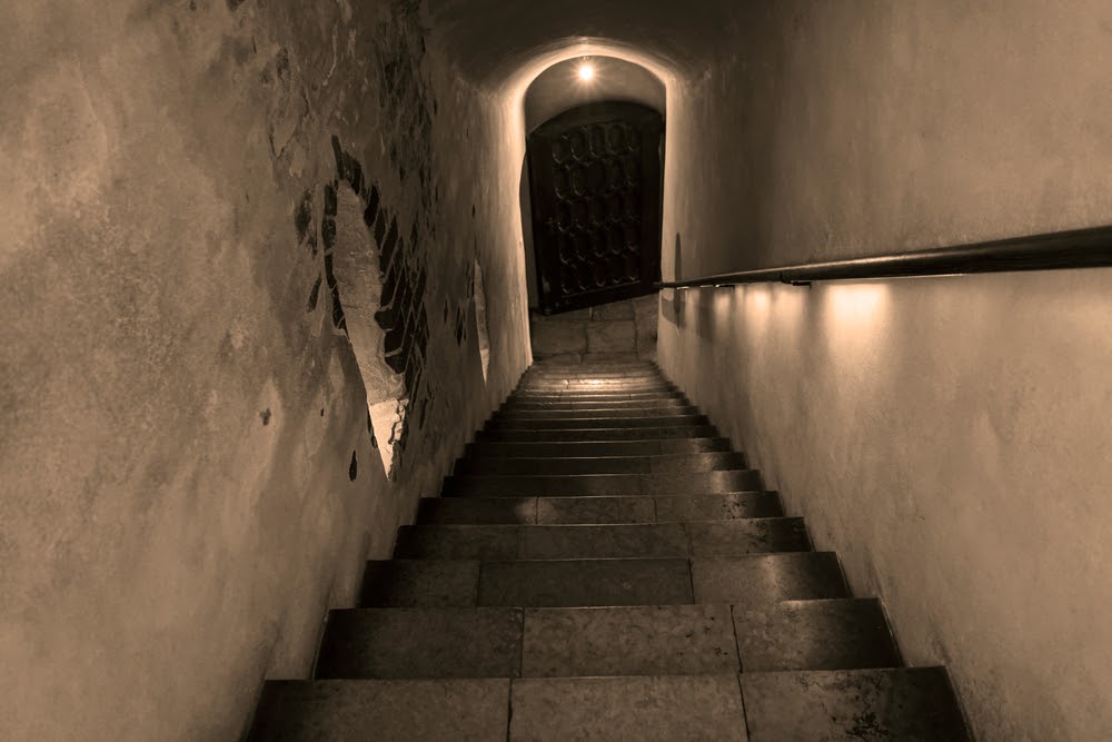 osvětlení zábradlí schodů do sklepa