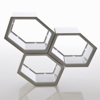 HONEYCOMB Segment svítidla tvaru včelí plástve, materiál polykarbonát, povrch bílá lesk, 3 nebo 9 buněk, rozměr jedné buňky 236x246x304mm, h=80mm.
